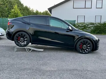 TESLA Model Y Performance AWD 8-fach bereift auf 20