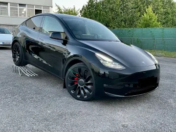 TESLA Model Y Performance AWD 8-fach bereift auf 20