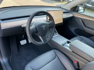 TESLA Model Y Performance AWD 8-fach bereift auf 20