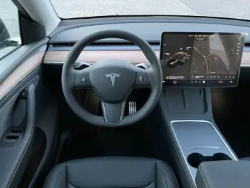 TESLA Model Y Performance AWD 8-fach bereift auf 20
