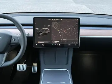 TESLA Model Y Performance AWD 8-fach bereift auf 20