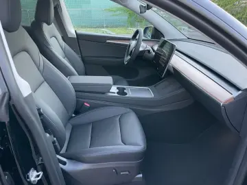 TESLA Model Y Performance AWD 8-fach bereift auf 20