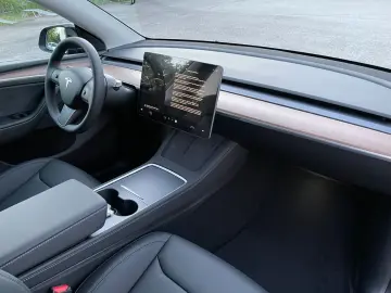 TESLA Model Y Performance AWD 8-fach bereift auf 20