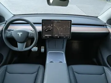 TESLA Model Y Performance AWD 8-fach bereift auf 20