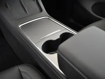 TESLA Model Y Long Range AWD 20-Zoll W-Reifen PDC VAT