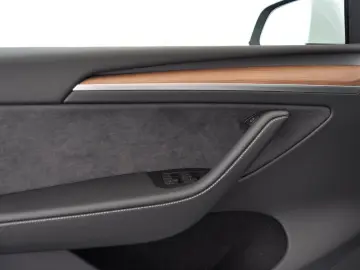 TESLA Model Y Long Range AWD 20-Zoll W-Reifen PDC VAT