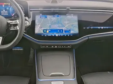 MERCEDES-BENZ E 220 d 4M AMG Night SUPERSCREEN Pano FAP  AHK