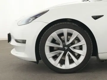 TESLA Model 3 SR