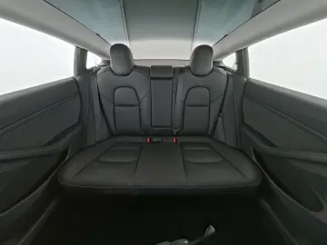 TESLA Model 3 SR