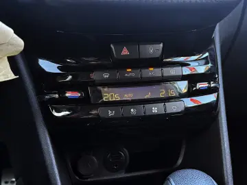 PEUGEOT 208 1.2e THP GT Line