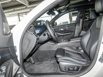 BMW 330 i xDrive M Sport HUD ACC AHK RFK