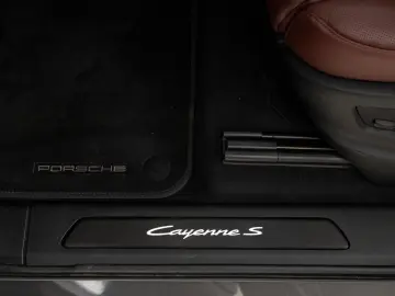 PORSCHE Cayenne Coupe S E-Hybrid   Clubleder   PDCC   HD
