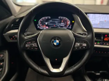 BMW 118i Advantage Aut Navi AHK LenkrHeiz LED WLAN