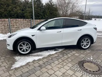 TESLA Model Y Basis RWD  top Fahrzeug  inkl.Mwst.