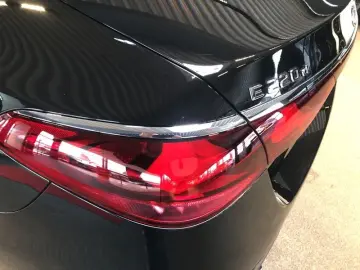 MERCEDES-BENZ E 220 d AMG AHK SHZ LED MBUX KLIMA