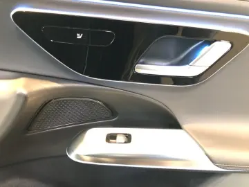 MERCEDES-BENZ E 220 d AMG AHK SHZ LED MBUX KLIMA