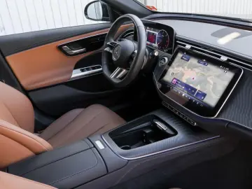 MERCEDES-BENZ E 220 d AMG-Sport Distr LED Cam Ambien…