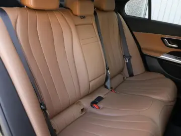 MERCEDES-BENZ E 220 d AMG-Sport Distr LED Cam Ambien…