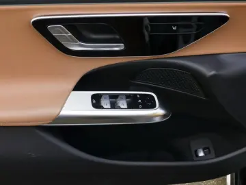 MERCEDES-BENZ E 220 d AMG-Sport Distr LED Cam Ambien…