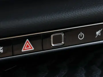 MERCEDES-BENZ E 220 d AMG-Sport Distr LED Cam Ambien…