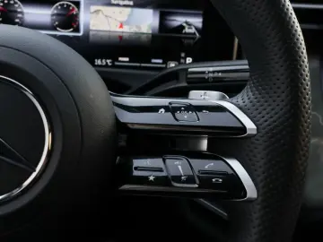 MERCEDES-BENZ E 220 d AMG-Sport Distr LED Cam Ambien…