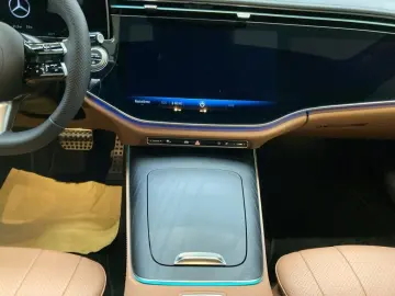 MERCEDES-BENZ E 200 Limousine AMG NIGHT 20'&apo…