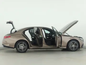 MERCEDES-BENZ E 220 d AMG Advanced LED AHK Night Dis…