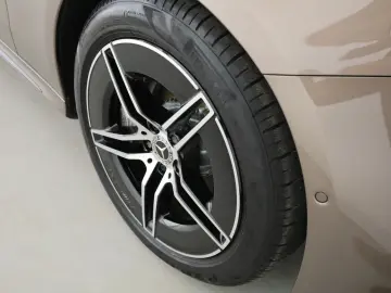 MERCEDES-BENZ E 220 d AMG Advanced LED AHK Night Dis…