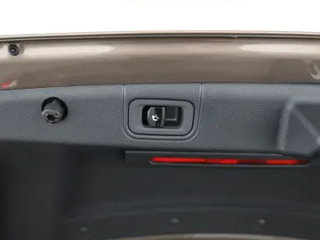 MERCEDES-BENZ E 220 d AMG Advanced LED AHK Night Dis…