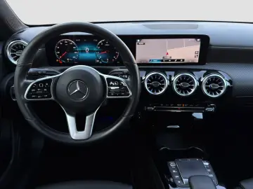MERCEDES-BENZ A 180 WIDESCREEN KAMERA AMBIENTE SHZ LED NAVI