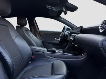 MERCEDES-BENZ A 180 WIDESCREEN KAMERA AMBIENTE SHZ LED NAVI