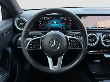 MERCEDES-BENZ A 180 WIDESCREEN KAMERA AMBIENTE SHZ LED NAVI