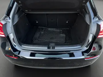 MERCEDES-BENZ A 180 WIDESCREEN KAMERA AMBIENTE SHZ LED NAVI