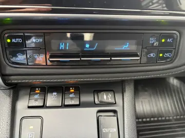 Toyota Auris Business 1.8 HEV- No 12