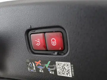 MERCEDES-BENZ CLE 300 e AMG Premium  Pano Memory Distr.