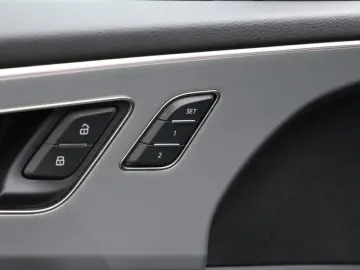 AUDI Q8 45 TDI quattro LM21 Matrix LED AHK HuD Kamera