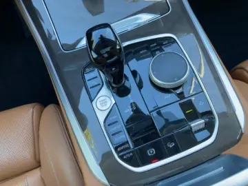 BMW X5 xDr 40d StandHZG Pano AHK Luftfed. Navi Leder