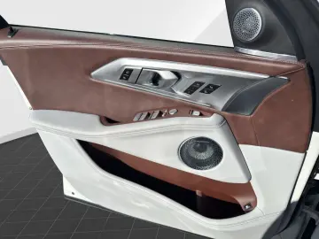 BMW XM 50e MASSAGE KLIMASITZE AHK 360  KAMERA B&W SO