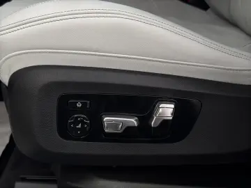 BMW XM 50e MASSAGE KLIMASITZE AHK 360  KAMERA B&W SO