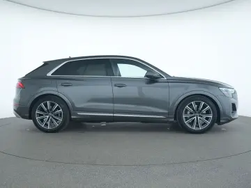 AUDI Q8 S line