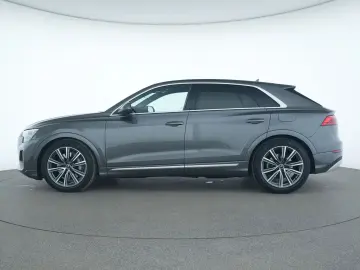 AUDI Q8 S line