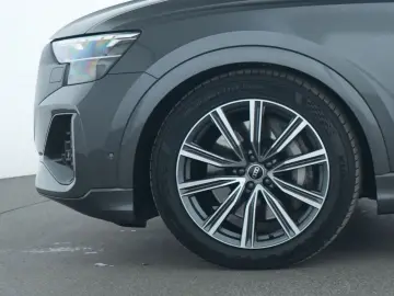 AUDI Q8 S line