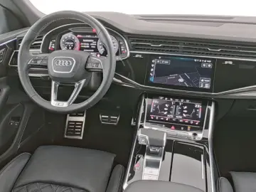 AUDI Q8 S line