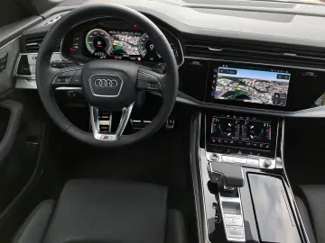 AUDI Q8 55 TFSIe quattro tiptr. S line
