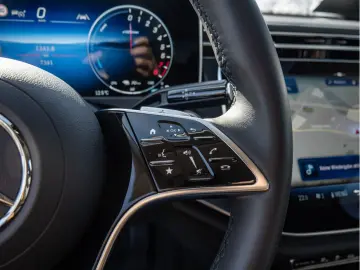 MERCEDES-BENZ E 300 e