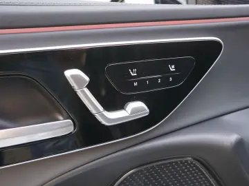 MERCEDES-BENZ E 300 de 4MATIC AMG