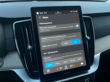 VOLVO XC90 T8 Plus Dark