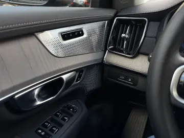 VOLVO XC90 T8 Plus Bright He-Up B&W Nappa 360  PANO