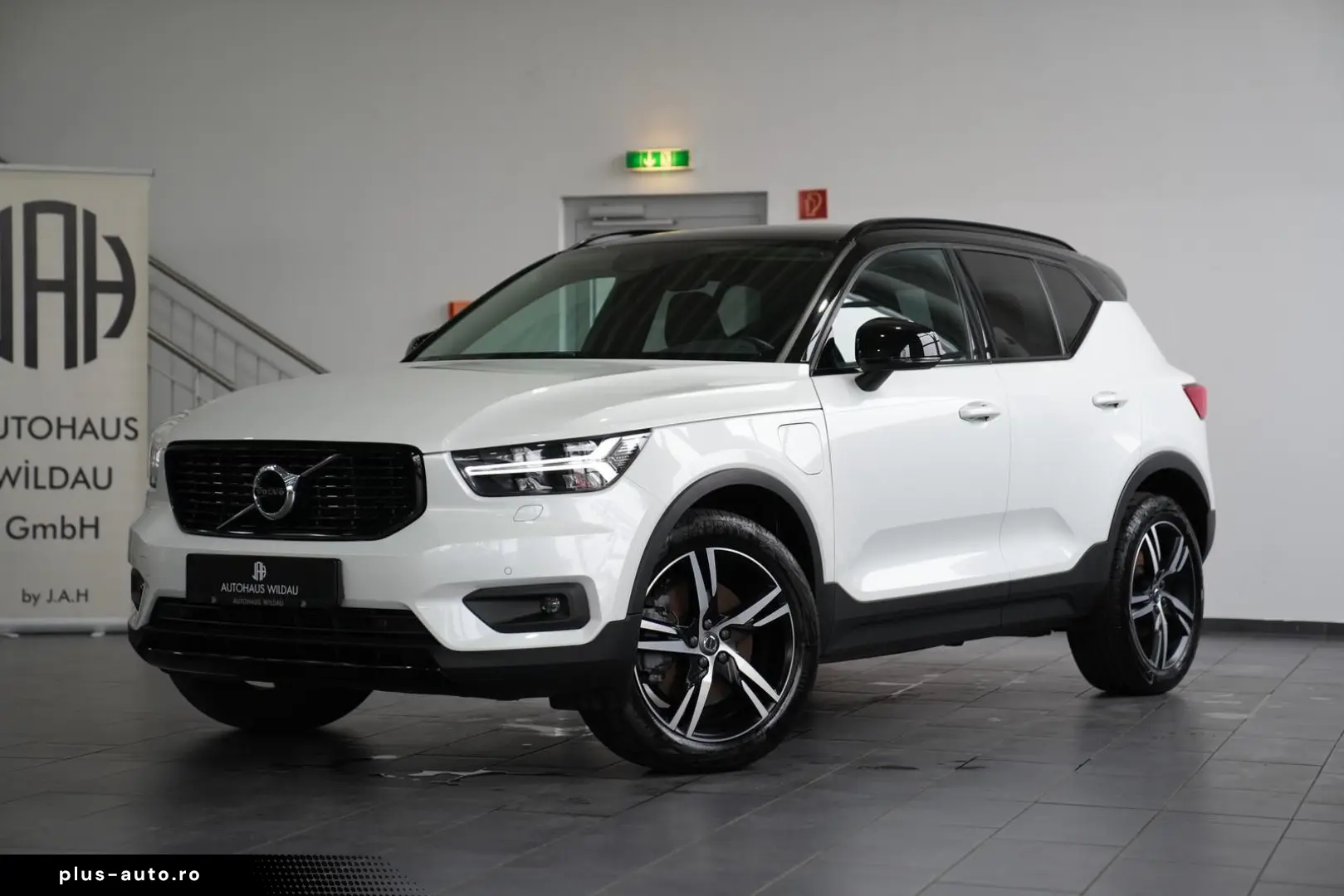 VOLVO XC40 R Design Expression Recharge Plug-In Hybrid