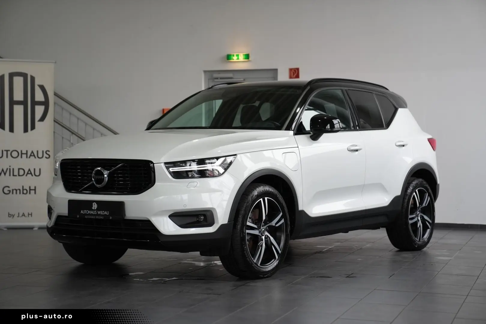 VOLVO XC40 R Design Expression Recharge Plug-In Hybrid
